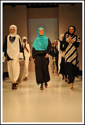 A light pink modern abaya set featuring a cohesive, monochromatic aesthetic
