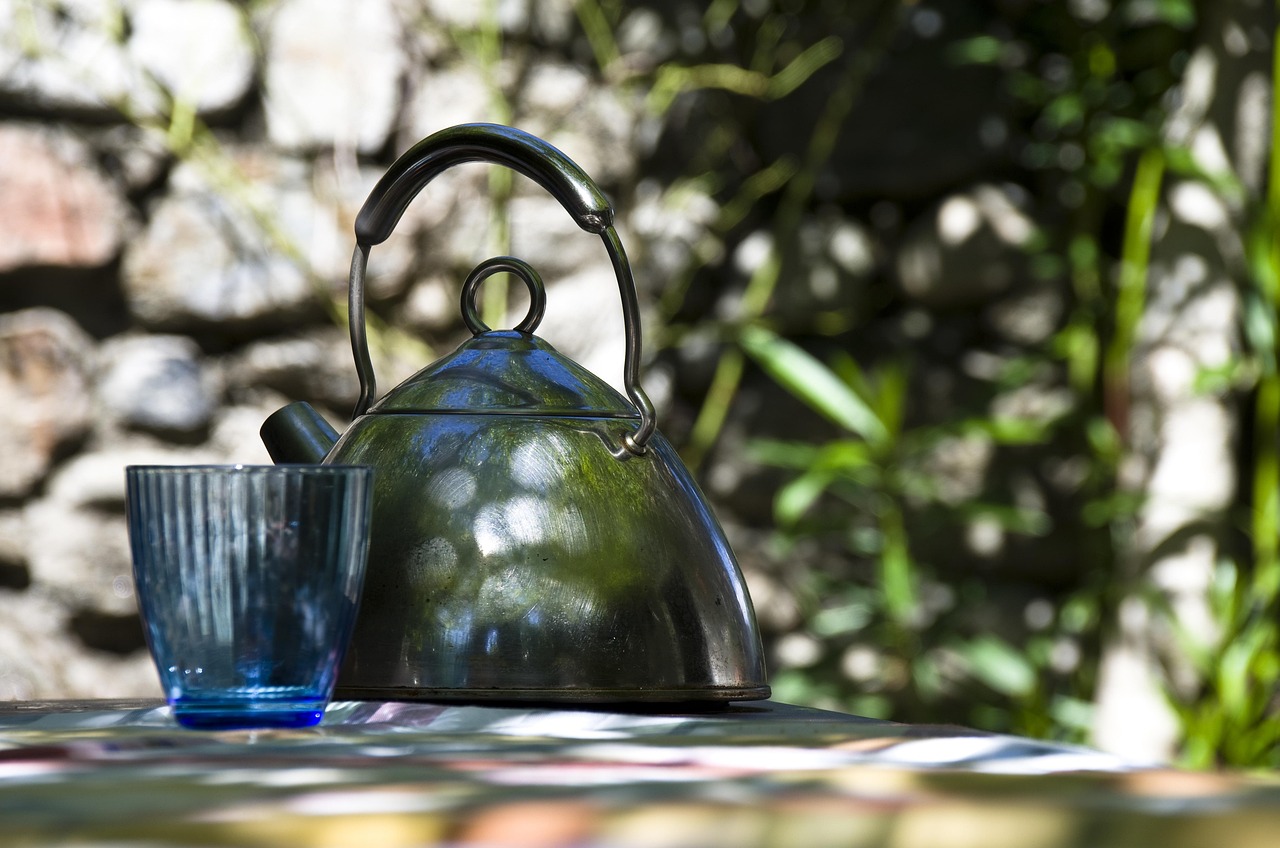 Stainless steel teapot/tea kettle. It is widely used for brewing, holding, and serving traditional hot beverages like Indian chai, herbal teas, or pour-over hot water